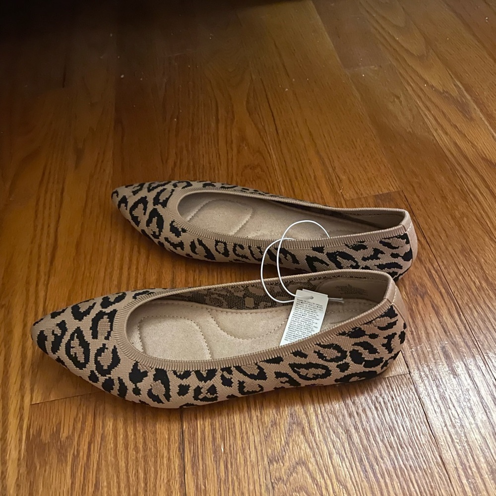 Ladies size 9 leopard print ballet flats. NWT